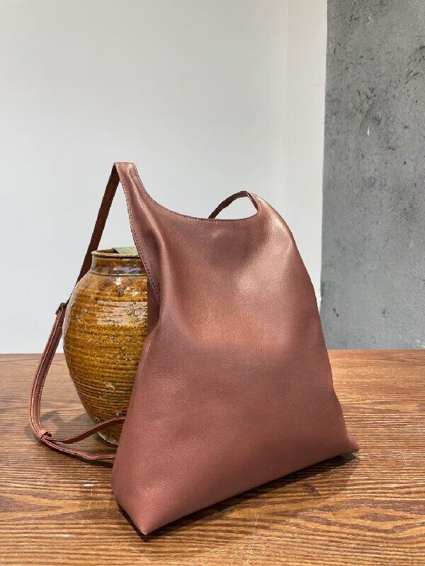 Women's genuine leather bag Vegetable-Tanned Cowhide Shoulder bag  Backpack   Travel Bag Minimalist Bag Weekender Bags Backpacks Supplier 